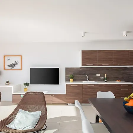 Jolara With Heated Pool Apartment Mimice
