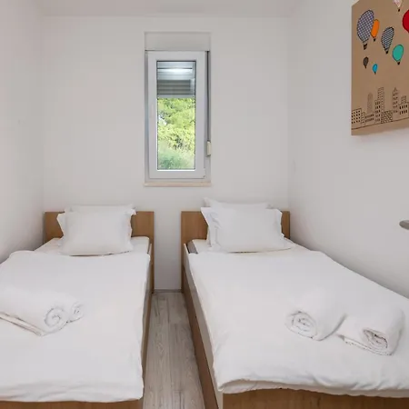 Jolara With Heated Pool Apartment *